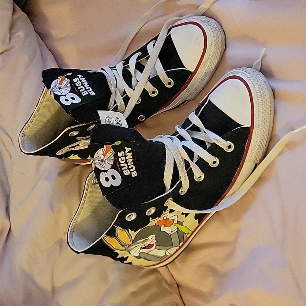 Sz 7 women  Converse Bugs Bunny excellent condition